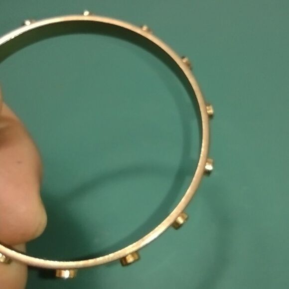 Pair‎ of Gold Tone Bangle Bracelets Costume Jewelry - Picture 5 of 5